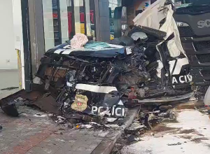 viatura-da-policia-civil-fica-completamente-destruida-em-acidente-com-caminhao-em-coronel-vivida
