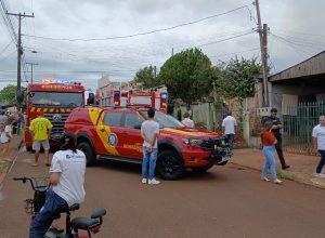 incendio-consome-casa-de-madeira-no-bairro-interlagos-em-cascavel