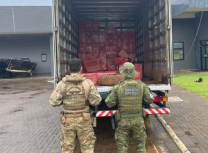operacao-“protetor”-apreende-400-caixas-de-cigarro-do-paraguai-no-lago-de-itaipu