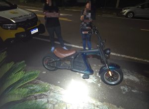 adolescente-e-flagrado-pilotando-scooter-eletrica-irregular-e-sem-capacete-em-cascavel