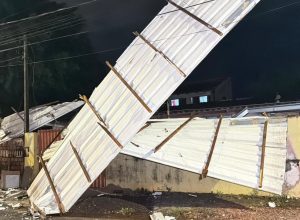 temporal-causa-destelhamentos-e-queda-de-arvores-em-cascavel