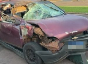 jovem-fica-ferida-apos-corsa-bater-na-traseira-de-guincho-estacionado-em-cascavel