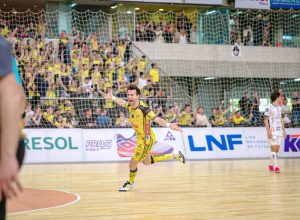 jaragua-repete-goleada-e-elimina-o-joinville-da-lnf-cresol-2025