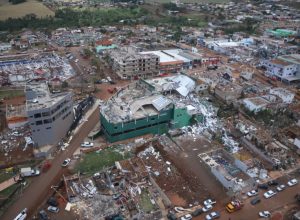 tres-tornados-atingiram-regiao-de-cidade-devastada-no-parana-com-ventos-acima-de-300-km/h