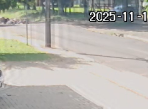 camera-registra-acidente-entre-moto-e-caminhao-no-bairro-alto-alegre,-em-cascavel