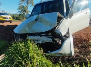 acidente-entre-carro-e-caminhao-deixa-um-homem-ferido-em-tres-barras-do-parana