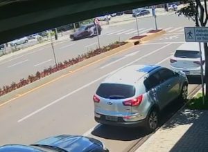 camera-flagra-mulher-sendo-atropelada-na-avenida-carlos-gomes,-em-cascavel