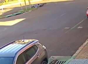 camera-flagra-acidente-entre-viatura-da-pm-e-motocicleta-no-centro-de-cascavel