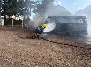 kombi-e-destruida-por-incendio-as-margens-da-prc-467,-em-cascavel