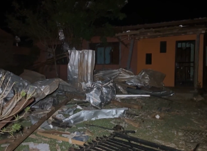 uma-noite-em-meio-as-ruinas:-rio-bonito-do-iguacu-vive-a-escuridao-e-o-medo-apos-o-tornado