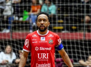 william-projeta-dificuldade-ate-para-se-comunicar-em-quadra-contra-o-jaragua