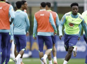 vinicius-junior-diz-que-selecao-evolui-sob-comando-de-carlo-ancelotti