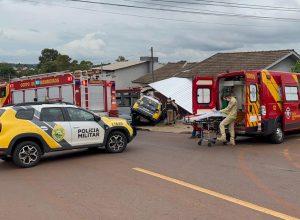 viatura-da-pm-bate-em-corolla,-atinge-ponto-de-onibus-e-casa-em-acidente-em-cascavel