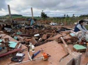 uma-semana-apos-o-tornado,-rio-bonito-do-iguacu-luta-para-se-reerguer-em-meio-a-destruicao