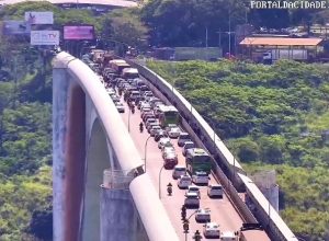 protesto-de-caminhoneiros-provoca-filas-quilometricas-na-ponte-da-amizade