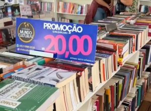 tradicional-feira-do-livro-em-foz-segue-com-milhares-de-titulos-e-atracoes-gratuitas