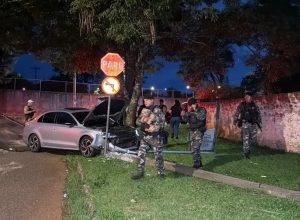 casal-e-detido-apos-perseguicao-e-colisao-contra-poste-em-cascavel