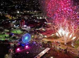 prefeitura-entrega-noite-magica-com-shows,-fogos,-luzes-e-chegada-do-papai-noel
