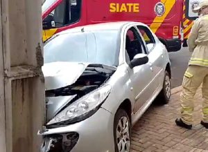 carro-colide-contra-poste-e-deixa-dois-homens-feridos-no-portal-da-foz,-em-foz-do-iguacu
