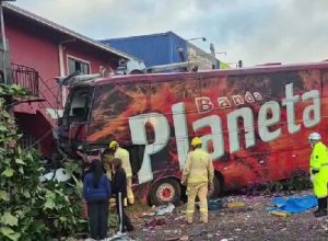 acidente-entre-carro-e-onibus-da-banda-planeta-som-deixa-um-morto-e-quatro-feridos-na-br-158
