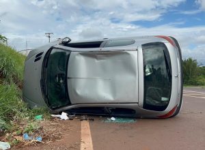 carro-capota-na-br-467-e-motorista-foge-apos-acidente-em-cascavel