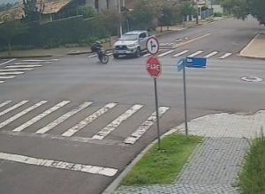 camera-de-seguranca-flagra-acidente-entre-moto-e-caminhonete-em-cruzamento-de-cascavel