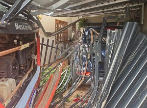 onibus-de-transporte-coletivo-invade-garagem-apos-ser-atingido-por-carro-em-toledo