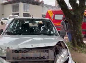 batida-entre-dois-carros-deixa-motoristas-idosos-feridos-no-centro-de-cascavel