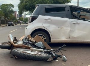 acidente-entre-carro-e-moto-deixa-duas-pessoas-feridas-no-centro-de-cascavel