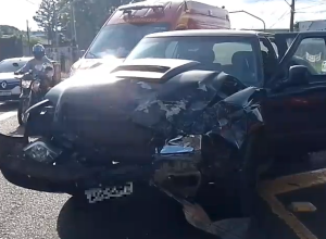 acidente-entre-fiat-toro-e-blazer-deixa-motorista-ferido-na-republica-argentina,-em-foz-do-iguacu
