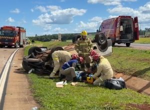 motorista-fica-ferido-apos-carro-capotar-varias-vezes-na-br-163-em-cascavel
