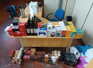 pm-apreende-mercadorias-de-descaminho-apos-interceptar-uno-na-br-369,-em-cascavel