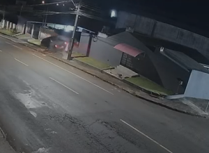 camera-registra-momento-em-que-caminhonete-atinge-muro-em-acidente-na-rua-jacarezinho