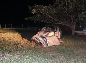 corolla-sai-da-pista-e-bate-em-arvore-na-br-369;-motorista-de-69-anos-fica-ferido