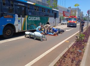 motociclista-fica-ferida-apos-colisao-com-carro-e-onibus-na-avenida-carlos-gomes