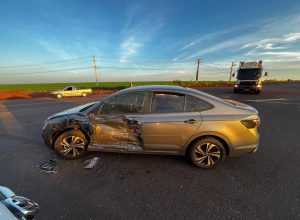 duas-passageiras-ficam-feridas-em-acidente-entre-veiculos-na-pr-182,-em-palotina