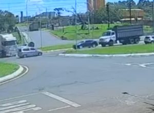 camera-registra-batida-entre-caminhao-e-carro-no-trevo-do-portal,-na-br-277