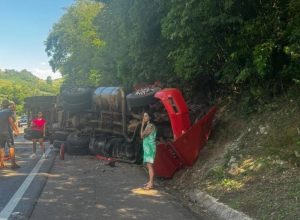 caminhoneiro-fica-preso-as-ferragens-apos-tombamento-na-br-277,-em-candoi