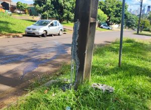 condutor-de-57-anos-fica-ferido-apos-bater-carro-contra-poste-em-cascavel