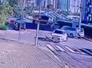 camera-registra-acidente-entre-carro-e-moto-em-cruzamento-no-bairro-country