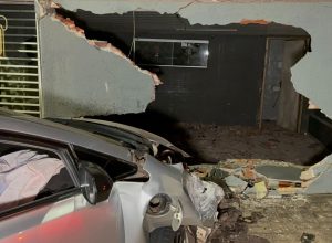 adolescente-fica-ferida-apos-motorista-atingir-muro-ao-tentar-desviar-de-gato-em-cascavel
