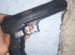 homem-e-denunciado-por-dano-e-ameaca-apos-quebrar-porta-e-exibir-arma-falsa-em-cascavel