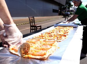 pizza-gigante-de-74-metros-celebra-o-aniversario-de-cascavel-e-reune-moradores