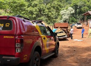 carro-capota-apos-perder-o-freio-em-estrada-rural-de-sao-salvador