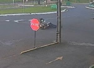 acidente-entre-motos-e-flagrado-por-camera-na-marginal-da-br-277-em-cascavel