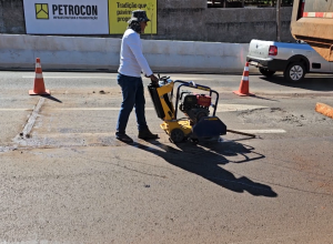 asfalto-recem-inaugurado-na-souza-naves-sul-apresenta-falhas-e-precisa-de-reparo