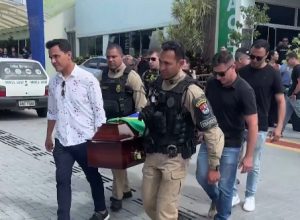 homenagem-em-cascavel:-policial-militar-ariel-rubenich-e-velado-com-honras-de-heroi