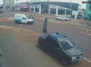 camera-de-seguranca-flagra-acidente-entre-carro-e-moto-na-regiao-central-de-cascavel