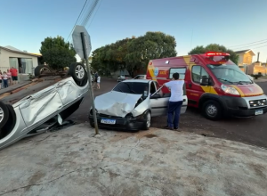duas-mulheres-ficam-feridas-apos-capotamento-no-bairro-esmeralda