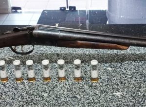 homem-e-preso-com-espingarda-calibre-12-durante-acao-do-choque-em-guaira